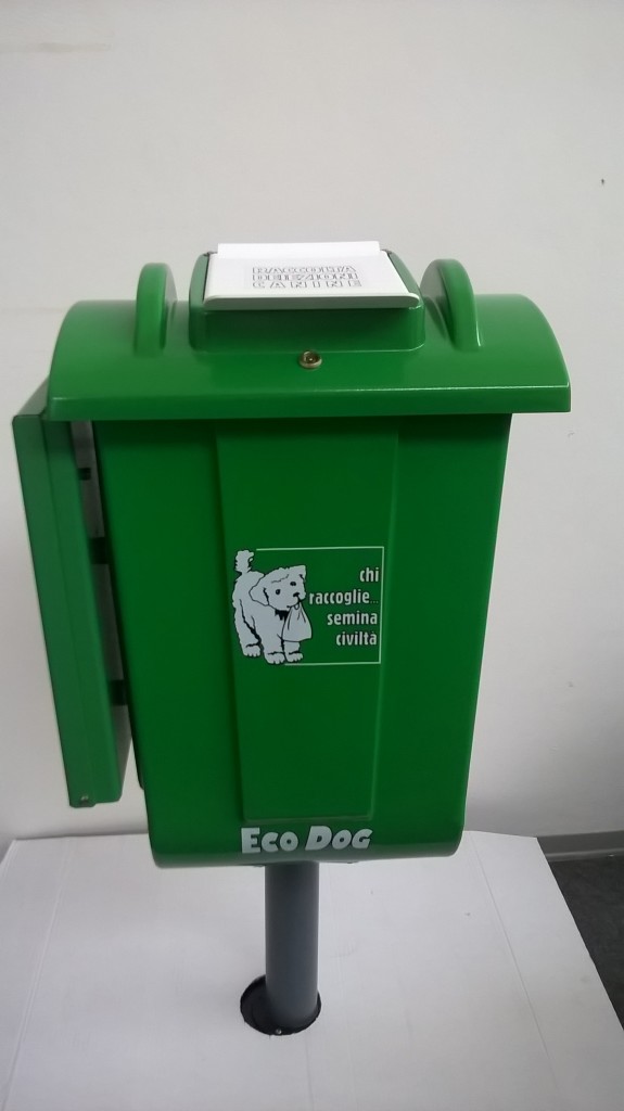 contenitori-deiezioni-canine-con-dispenser-e-palo-in-polietilene-8